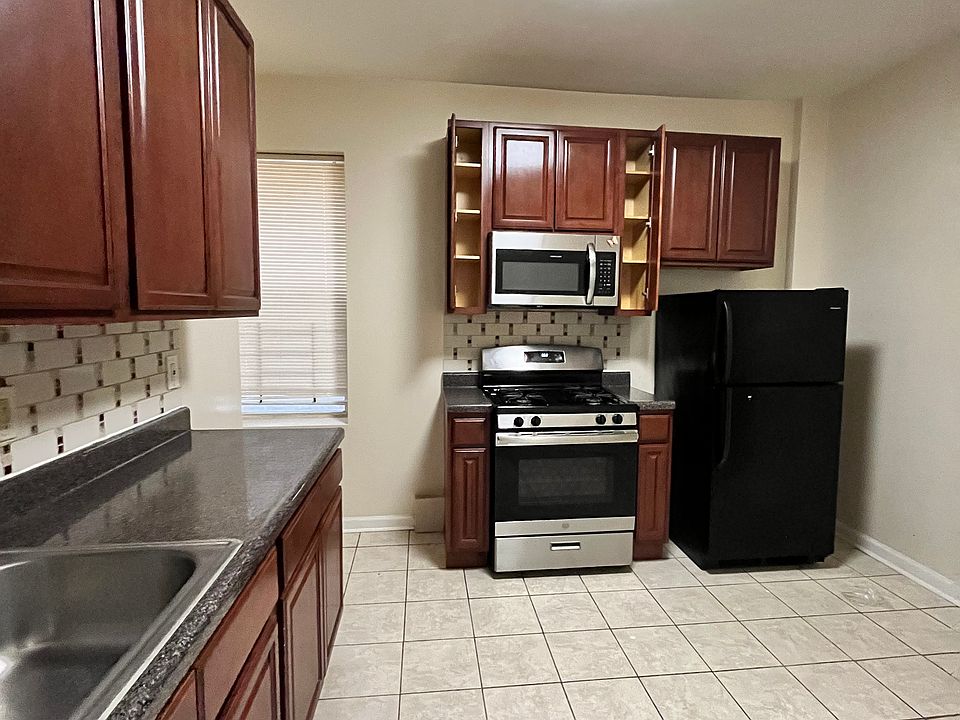 1st image of 150 Manhattan Ave APT 3