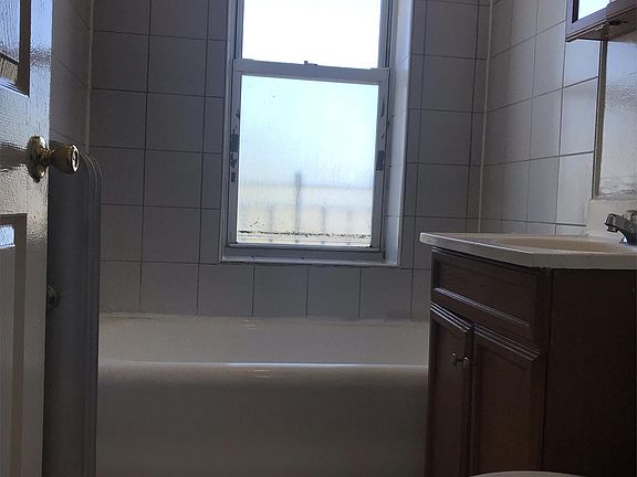 4th image of 519 E 71st St APT 321