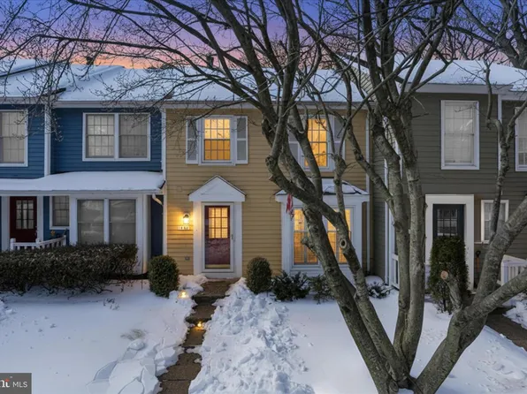 1563 Twisted Oak Dr, Reston, VA 20194