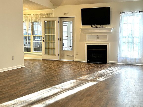 3rd image of 111 Pin Oak Dr