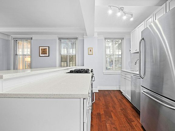 3rd image of 155 E 49th St Lobby 1A