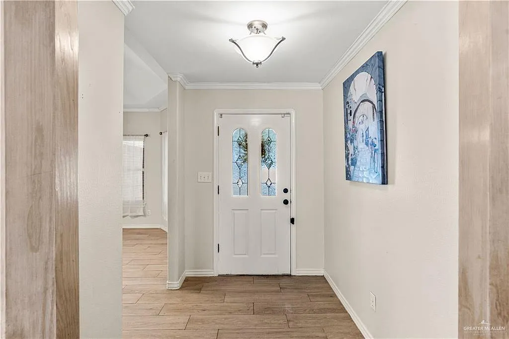 3 bed, 2.0 bath, 1519 sqft, $2,000 — Photo 2