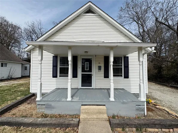 211 W Fairground Ave, Hillsboro, IL 62049