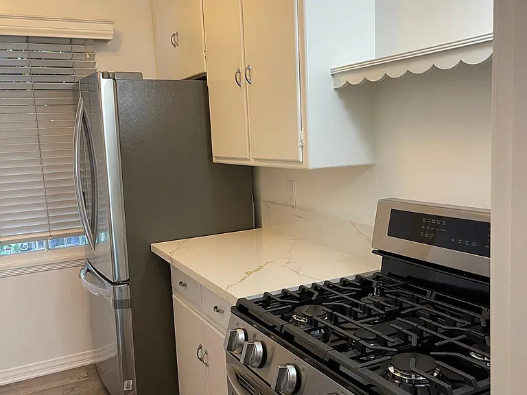 112 N Edgemont St — Photo 17