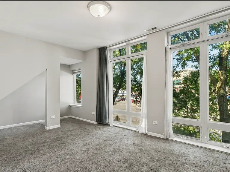 2135 N Southport Ave #301 — Photo 9