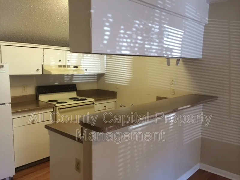 1 bed, 1.0 bath, 600 sqft, $1,050 — Photo 3