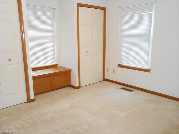 5th image of 3079 Village Green Dr