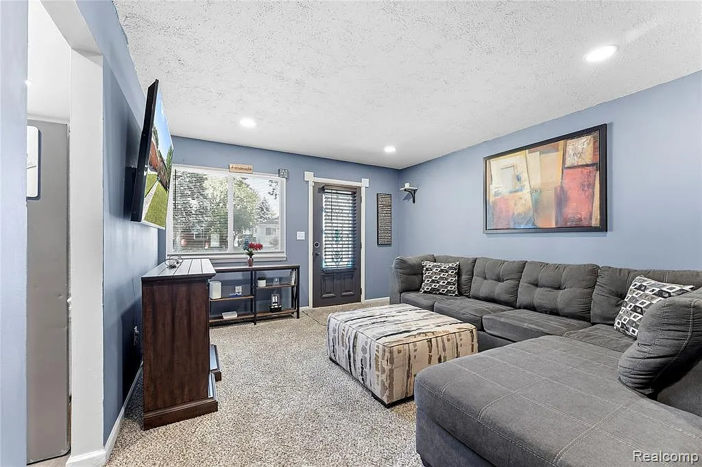 3 bed, 1.0 bath, 1000 sqft, $1,800 — Photo 3