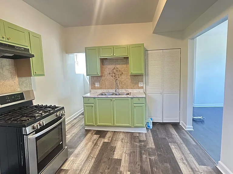 841 W 61st St #3 — Photo 2