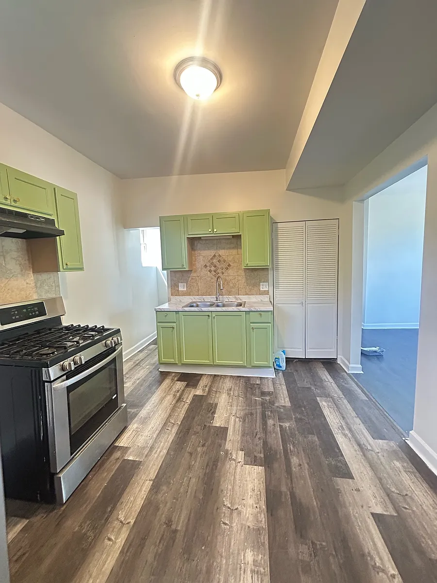 Building Photo - 841 W 61st St #3