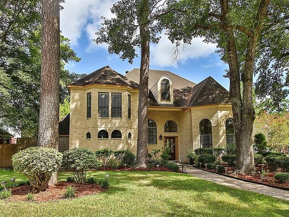 Beautifully landscaped on a corner lot, this home has tons of curb appeal!