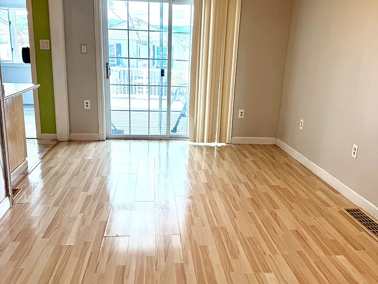 212 1st Ave — Photo 4