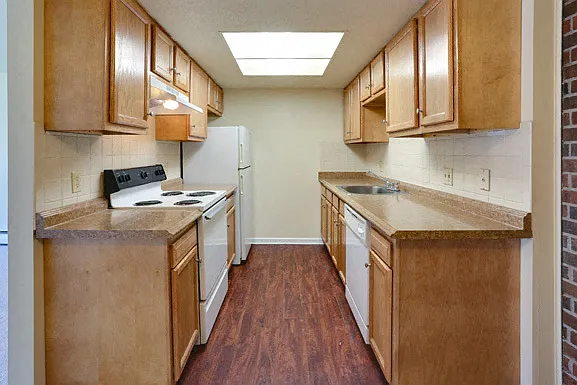 London Towne Apartments — Photo 2