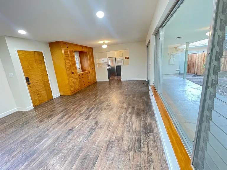 6001 S Land Park Dr — Photo 4