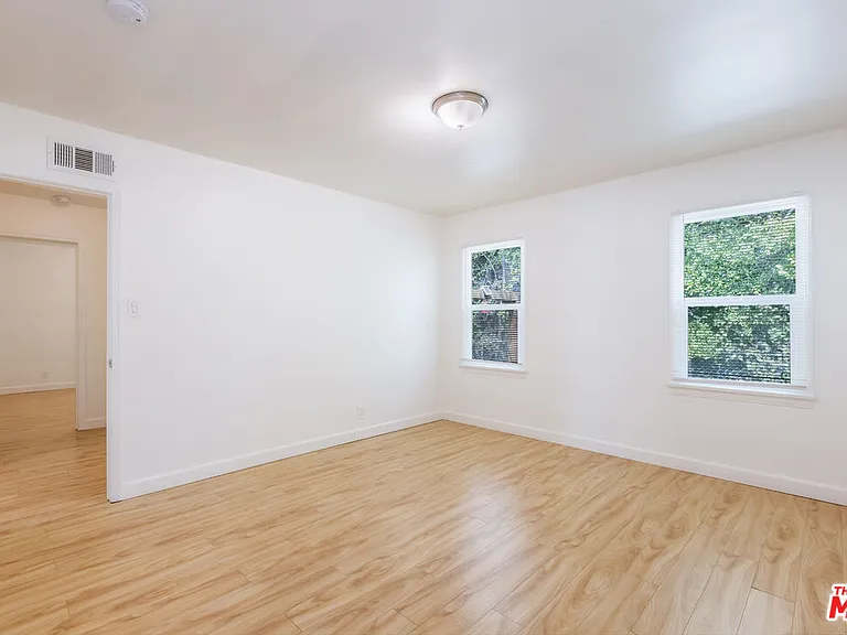 1561 Hazelwood Ave — Photo 8