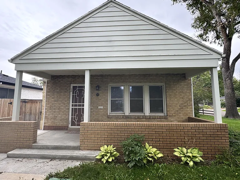 700 Dexter St — Photo 2
