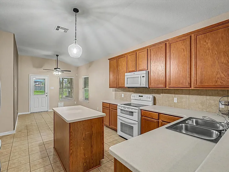 630 W Newport Bnd — Photo 9