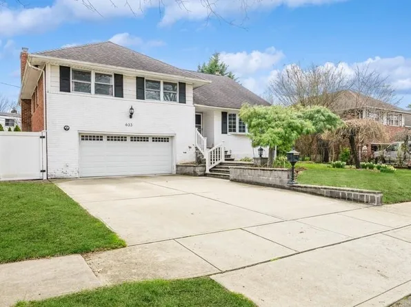 633 Nelson Place, Westbury, NY 11590