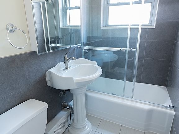 5th image of 104-20 Queens Blvd #18V