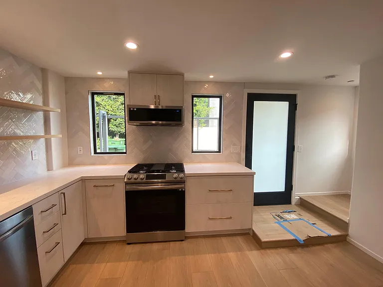 2610 S Barrington Ave — Photo 6