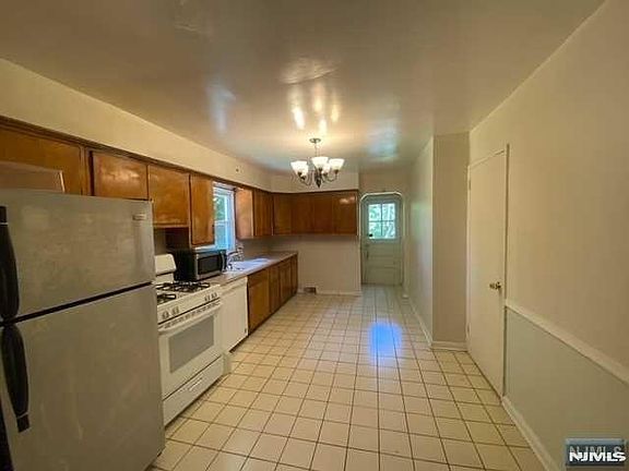 5th image of 1398 River Rd