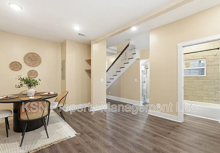 716 W 38th St — Photo 10