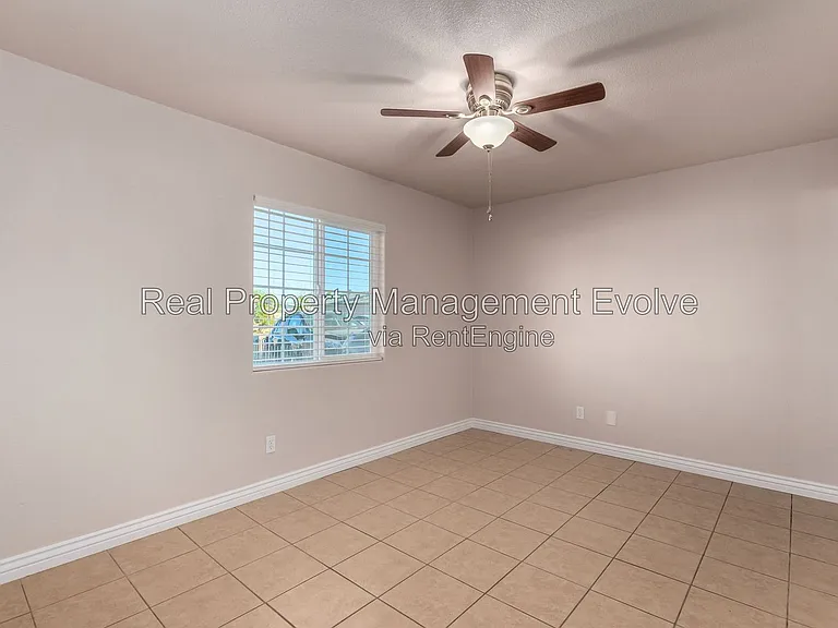5438 S 46th Pl — Photo 23