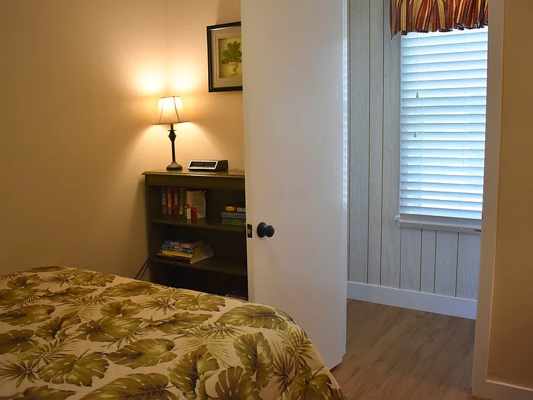 Second bedroom in hall between living room and kitchen