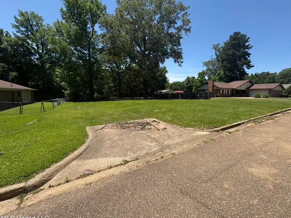 545 Greenmont Dr, Jackson, MS 39212