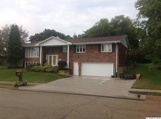 3084 Arbor Oaks Dr, Dubuque, IA 52001