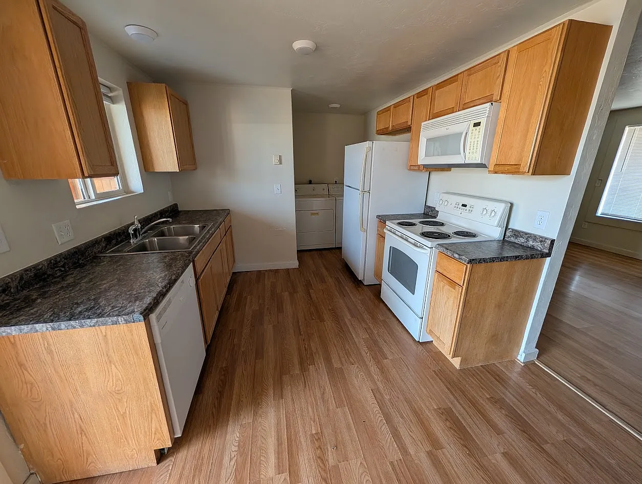 2 bed, 1.5 bath, 960 sqft, $1,300 — Photo 1