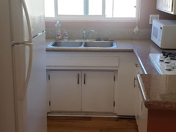 5th image of 13833 Oxnard St APT 16