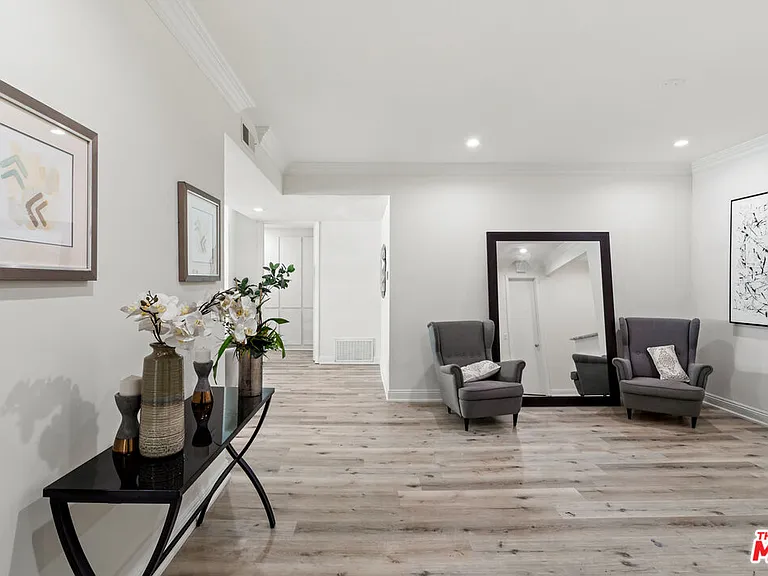 430 N Maple Dr #203 — Photo 2