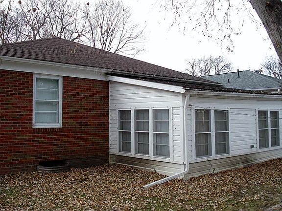 3rd image of 887 Brown Ave