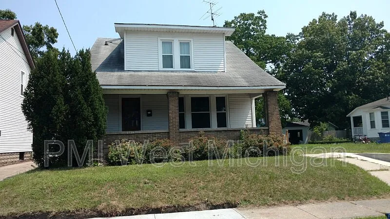 4 bed, 2.0 bath, 1700 sqft, $2,250 — Photo 1