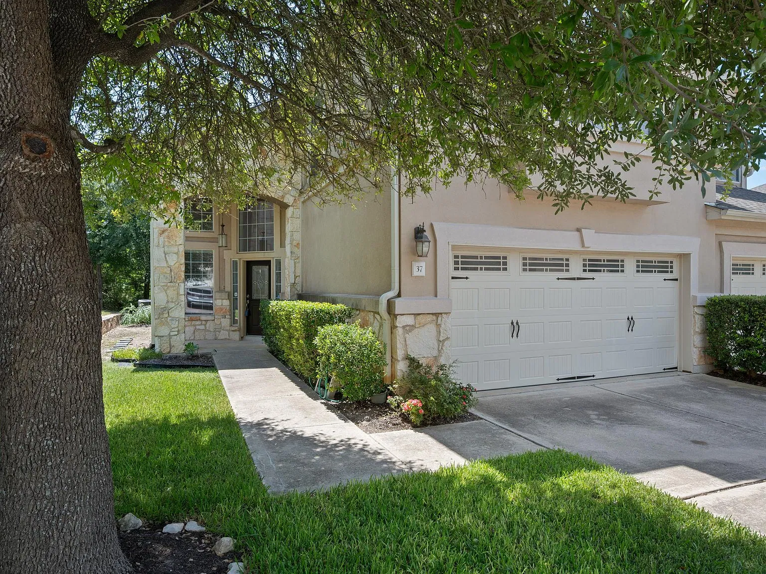 3 bed, 2.5 bath, 2119 sqft, $2,825 — Photo 2