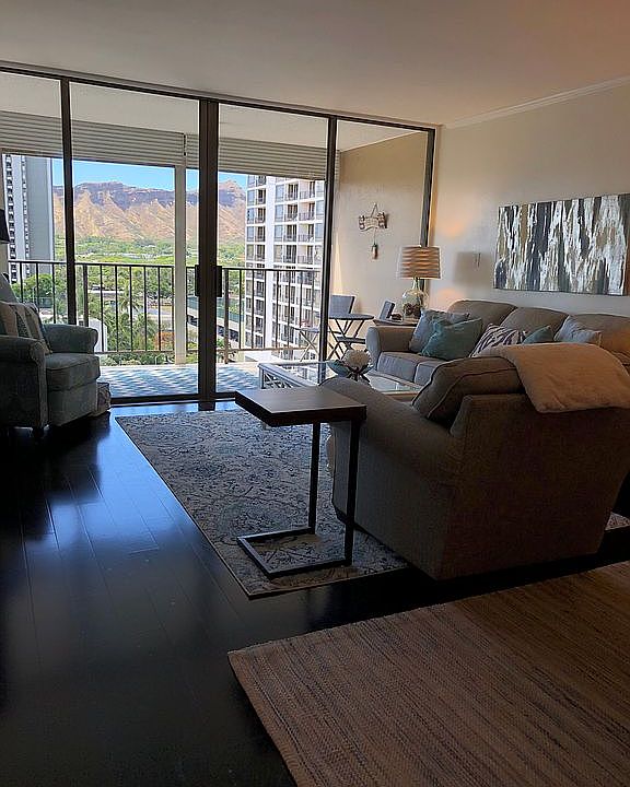 Living rm, out to lanai