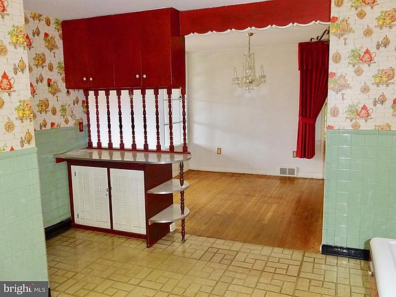 5th image of 437 Edison St