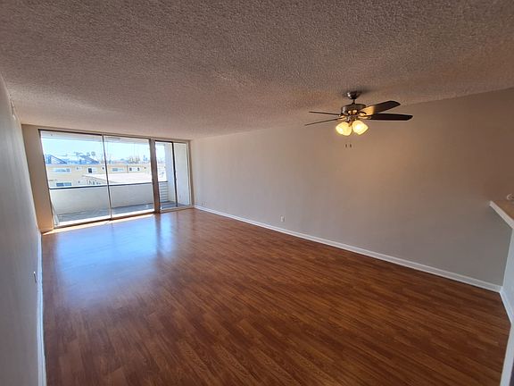 4th image of 13907 Oxnard St #37