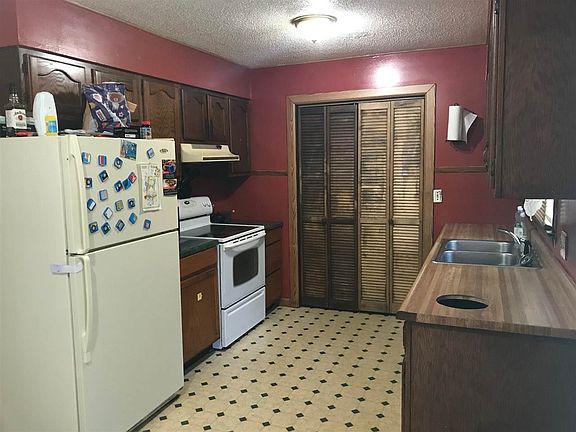 3rd image of 448 Oak St
