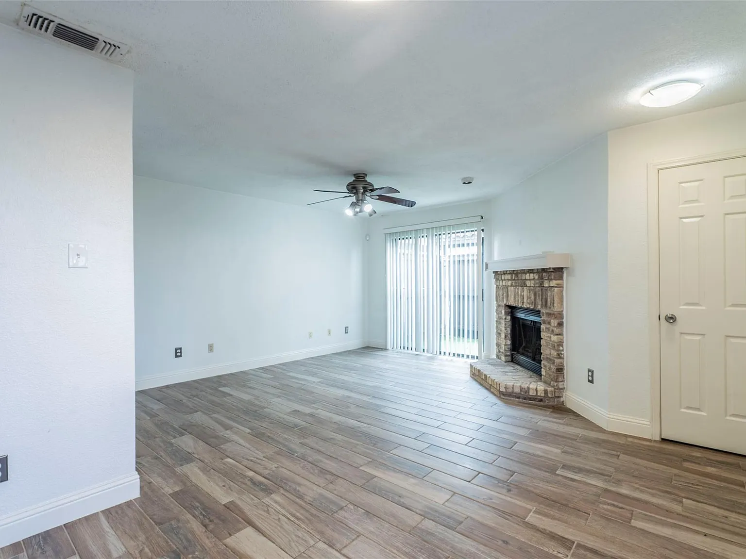 2 bed, 914 sqft, $1,600 — Photo 3