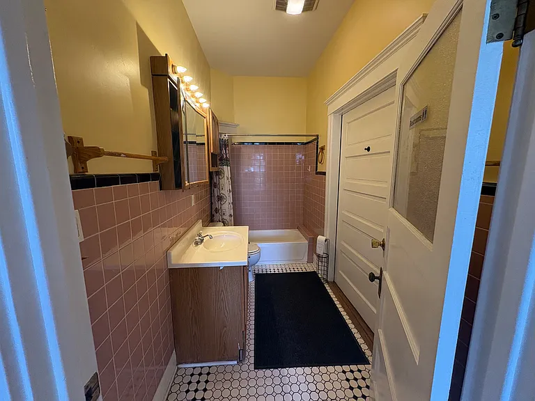 2713 S La Salle Ave — Photo 8