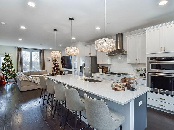 3rd image of 905 Coletta Cir