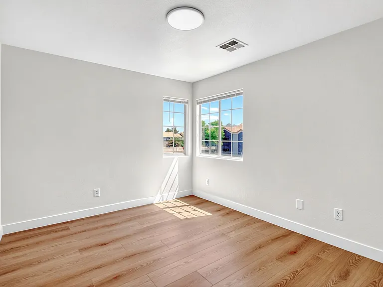 3021 Aloha Ave — Photo 9