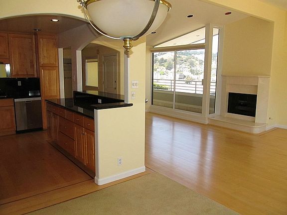 3rd image of 612 Sanchez Street # Top Floor