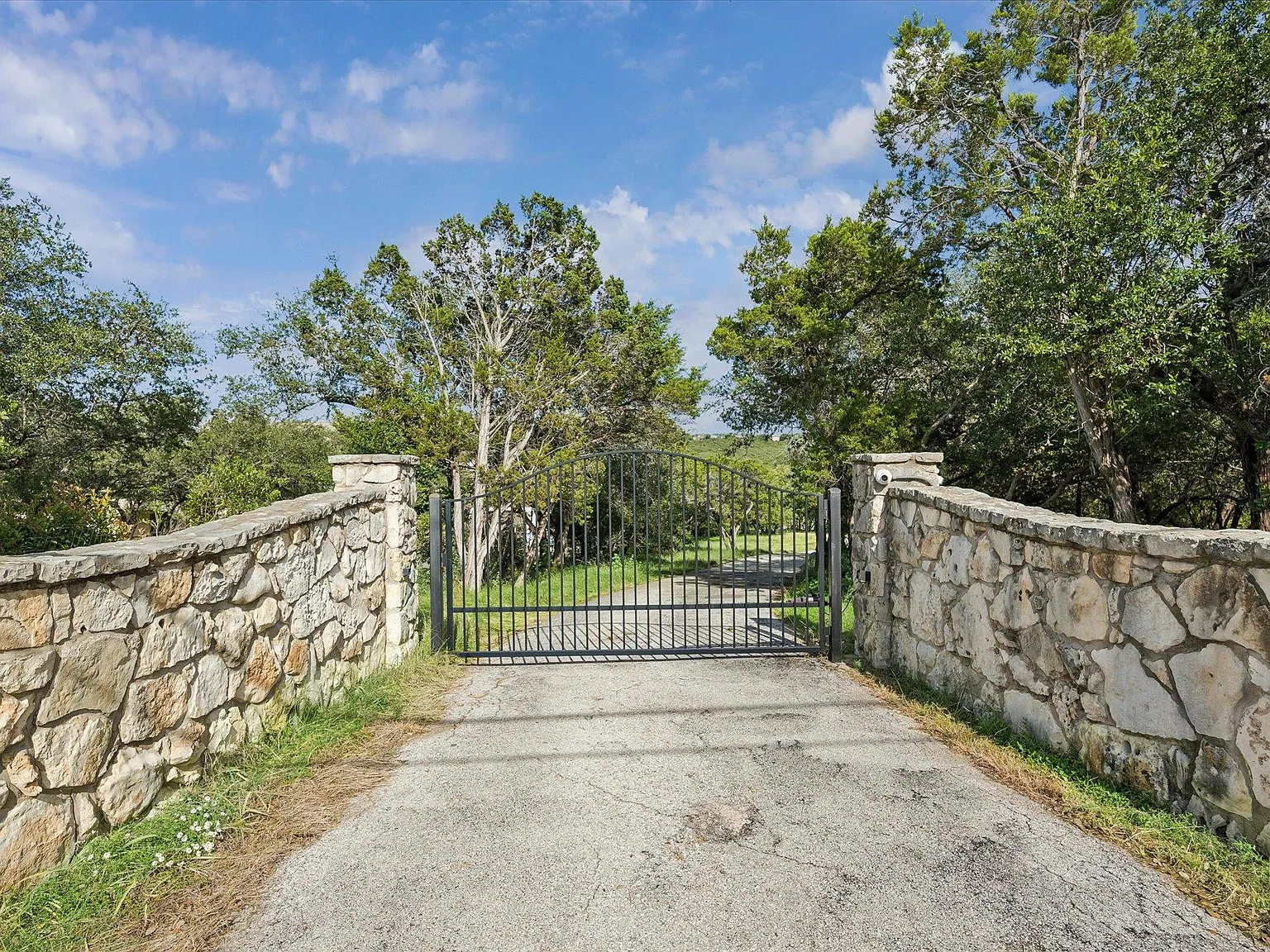 6 bed, 5.0 bath, 3794 sqft, $15,000 — Photo 3