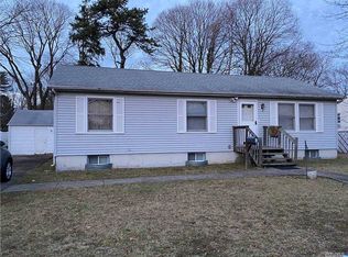 3 Oakland St, Brentwood, NY 11717