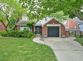 466 Lexington Rd, Grosse Pointe Farms, MI 48236