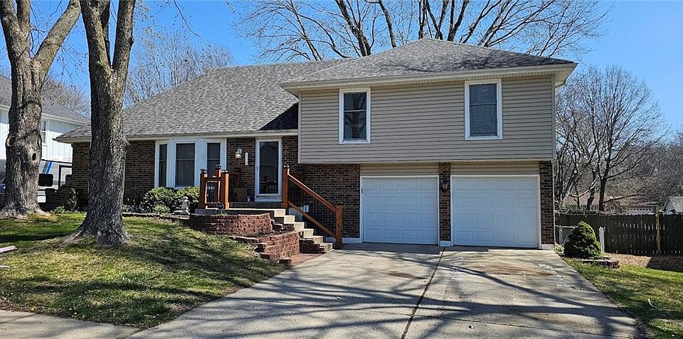 1st image of 608 NW Springwood Dr