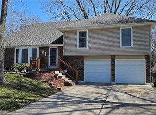 608 NW Springwood Dr, Blue Springs, MO 64015